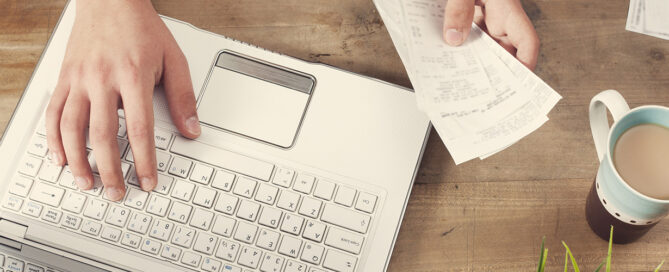 Persona pagando cuentas en un notebook, versi�n web