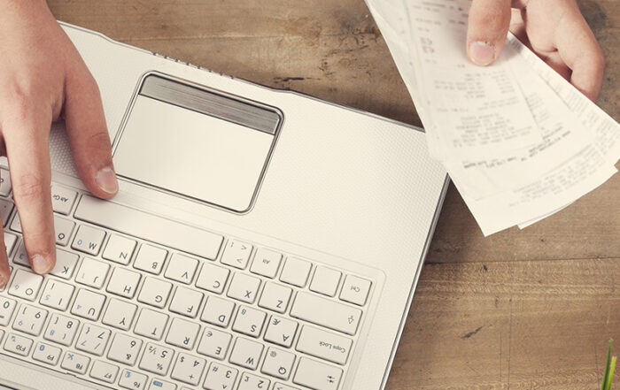 Persona pagando cuentas en un notebook, versi�n web